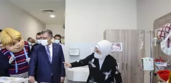 Emine Erdoğan'dan kanser hastası çocuklara moral ziyareti