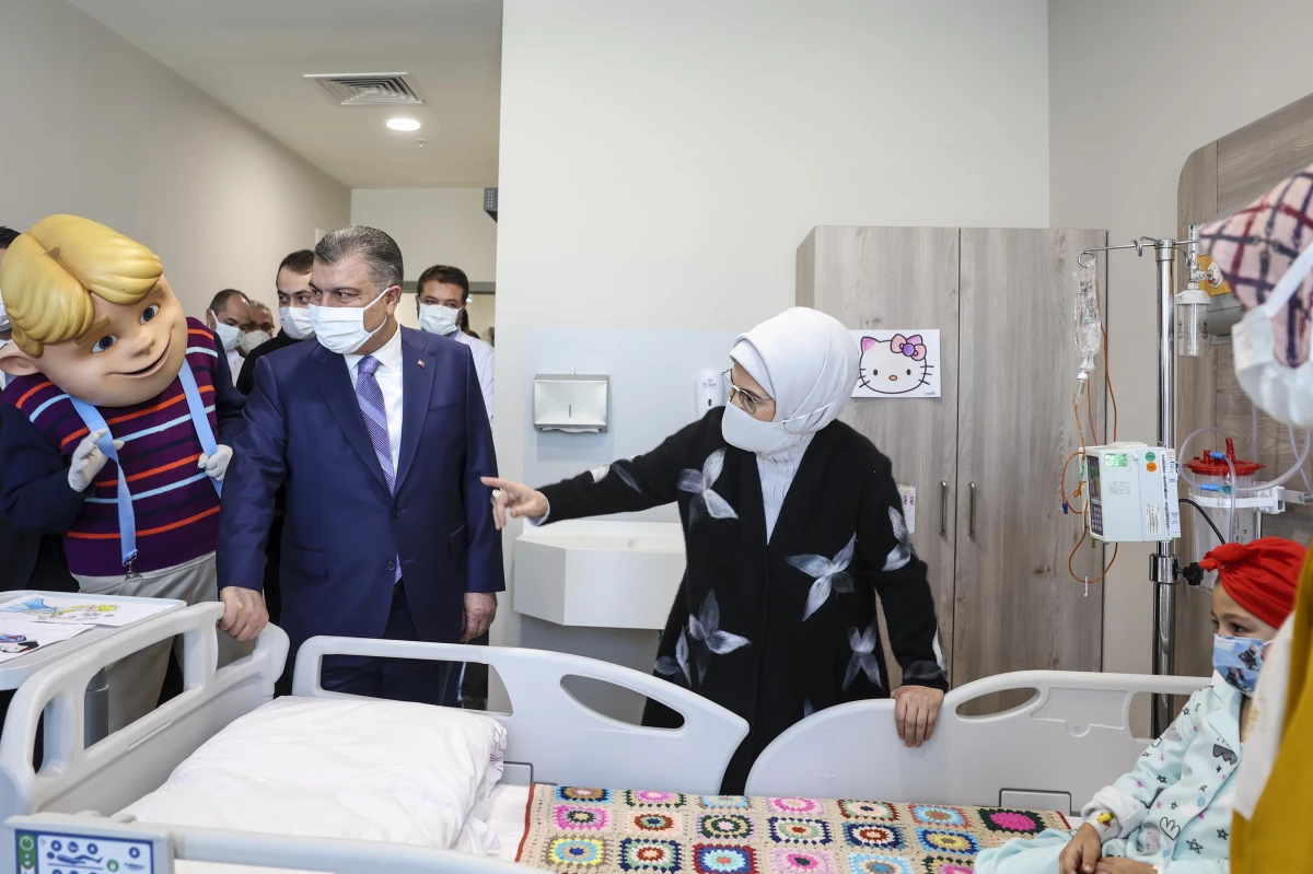 Emine Erdoğan\'dan kanser hastası çocuklara moral ziyareti