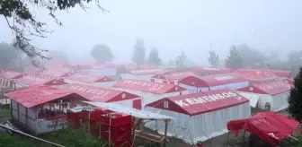 Endonezya'da meydana gelen deprem sonrası Mangunkerta köylüleri çadırda yaşamlarını sürdürüyor