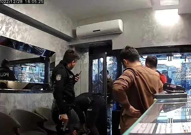 Fatih'te koltuk değnekli şüphelinin meyve bıçağıyla soygun girişimi kamerada