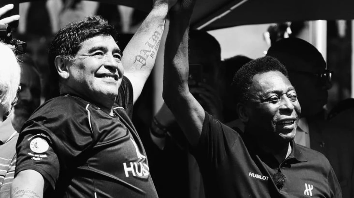 Futbolun iki efsanesi artık aramızda değil! İşte Pele ve Maradona\'dan kalan son görüntü...