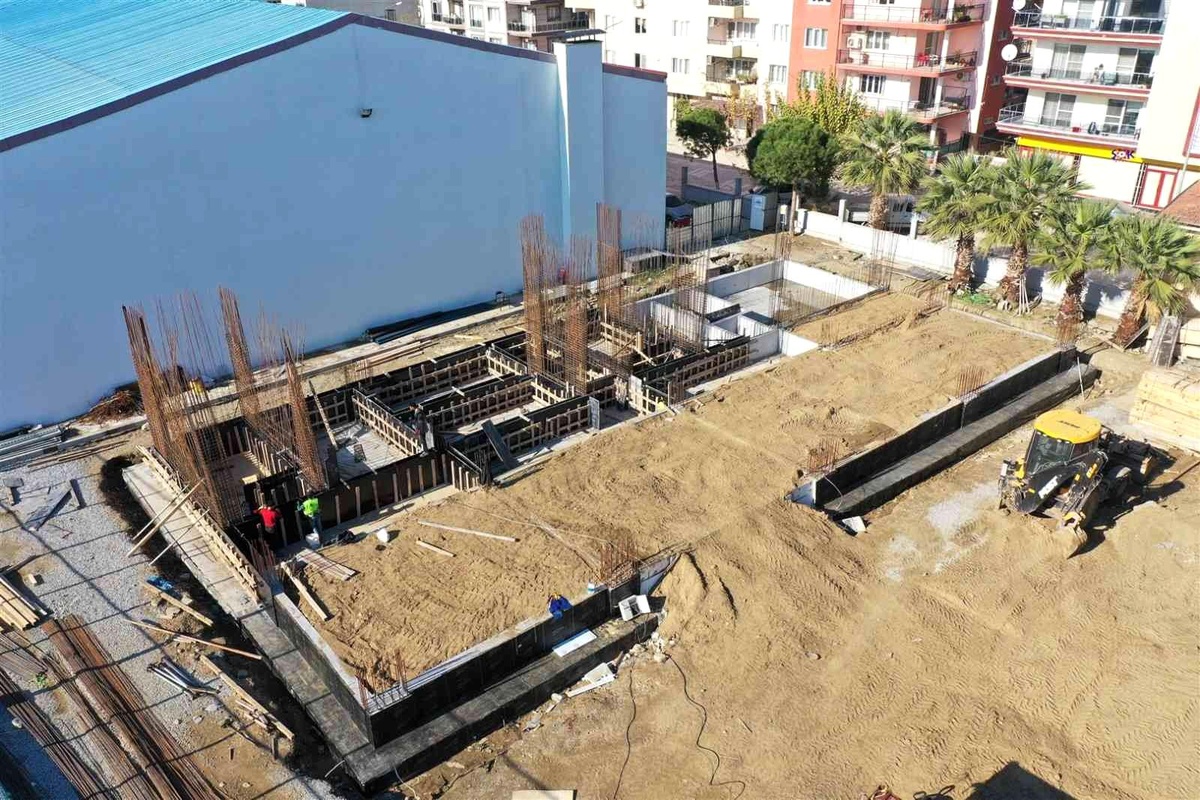 Germencik\'te gençlik merkezi ve futbol sahası projelerinin çalışmaları sürüyor