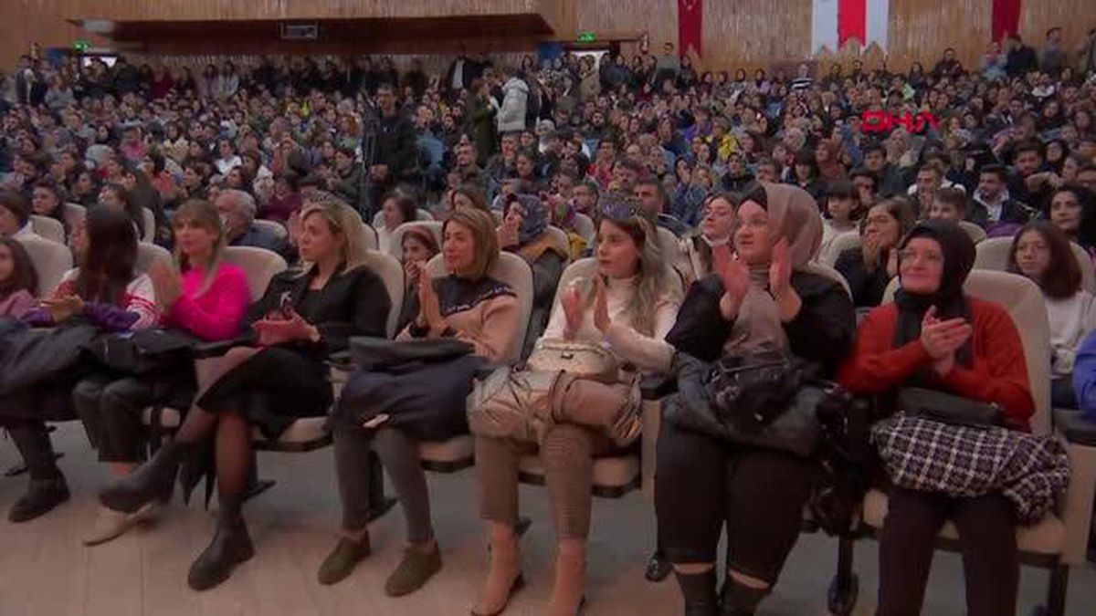 GÜRCİSTAN'DAN GELDİ, 14 YILDIR ELAZIĞ'DA PİYANO DERSİ VERİYOR