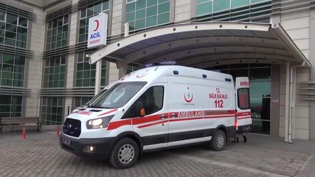Hafriyat kamyonu otomobili hurdaya çevirdi: 2 kişinin yaralandığı kaza anı kamerada Hafriyat kamyonu otomobili hurdaya çevirdi: 2 kişinin yaralandığı kaza anı kamerada
