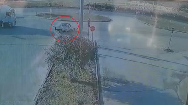 Hafriyat kamyonu otomobili hurdaya çevirdi: 2 kişinin yaralandığı kaza anı kamerada Hafriyat kamyonu otomobili hurdaya çevirdi: 2 kişinin yaralandığı kaza anı kamerada