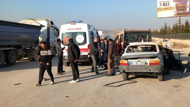 Hafriyat kamyonu otomobili hurdaya çevirdi: 2 kişinin yaralandığı kaza anı kamerada Hafriyat kamyonu otomobili hurdaya çevirdi: 2 kişinin yaralandığı kaza anı kamerada