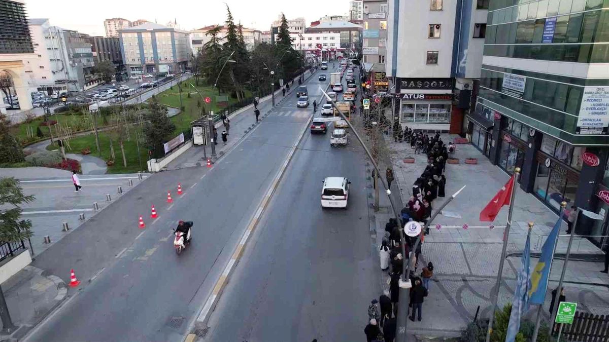 İstanbul\'da SGK önünde EYT kuyruğu