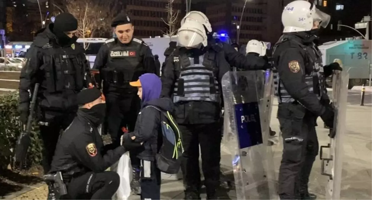 Kartal'da görev başında olan polisler ile çikolatasını paylaşan küçük Toprak, yürekleri ısıttı