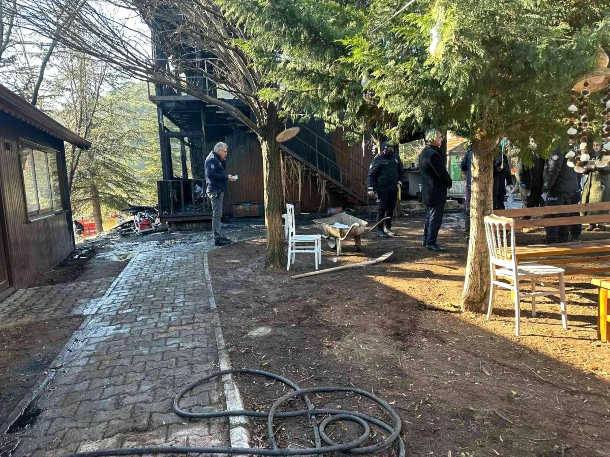 Ahşap restoranda çıkan yangında işletme sahibi yanarak hayatını kaybetti