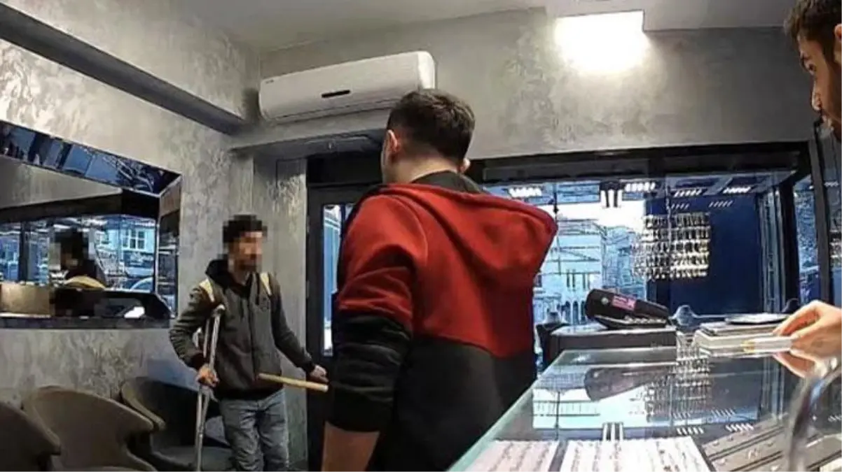 Koltuk değnekli şüpheli, elindeki meyve bıçağıyla kuyumcu dükkanı soymaya çalıştı! Şüpheliyi dükkan sahipleri etkisiz hale getirdi