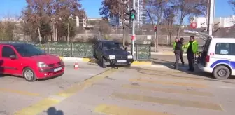 Kontrolden çıkan otomobil refüje çıktı