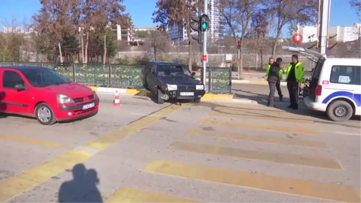 Kontrolden çıkan otomobil refüje çıktı