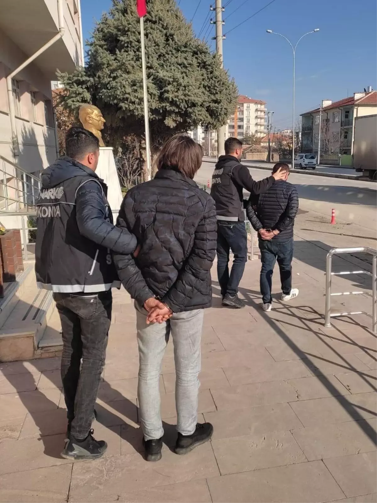 Konya'da araçlarında uyuşturucu ele geçirilen 2 zanlı tutuklandı