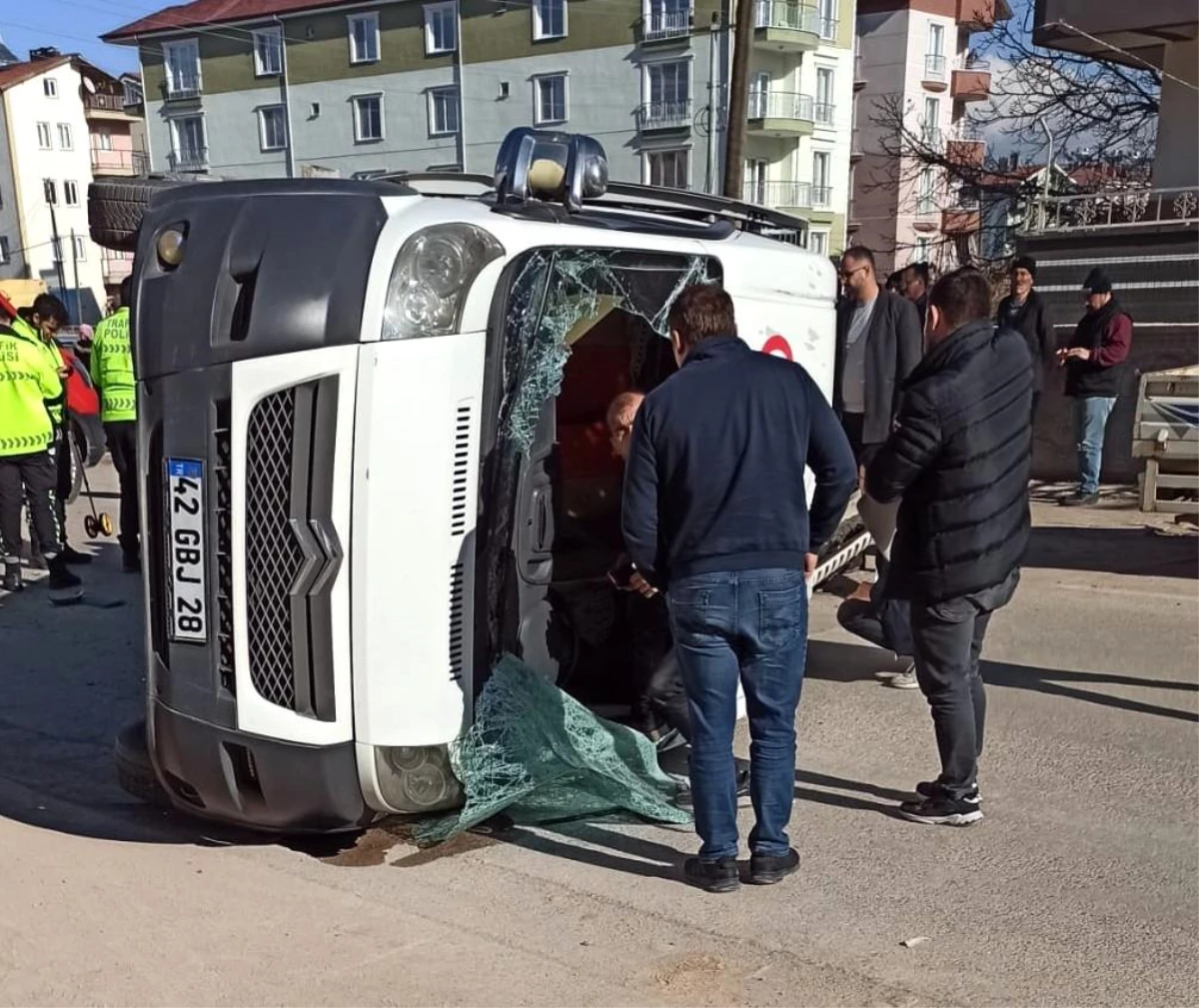 Konya\'da öğrenci servisi devrildi: 6 yaralı