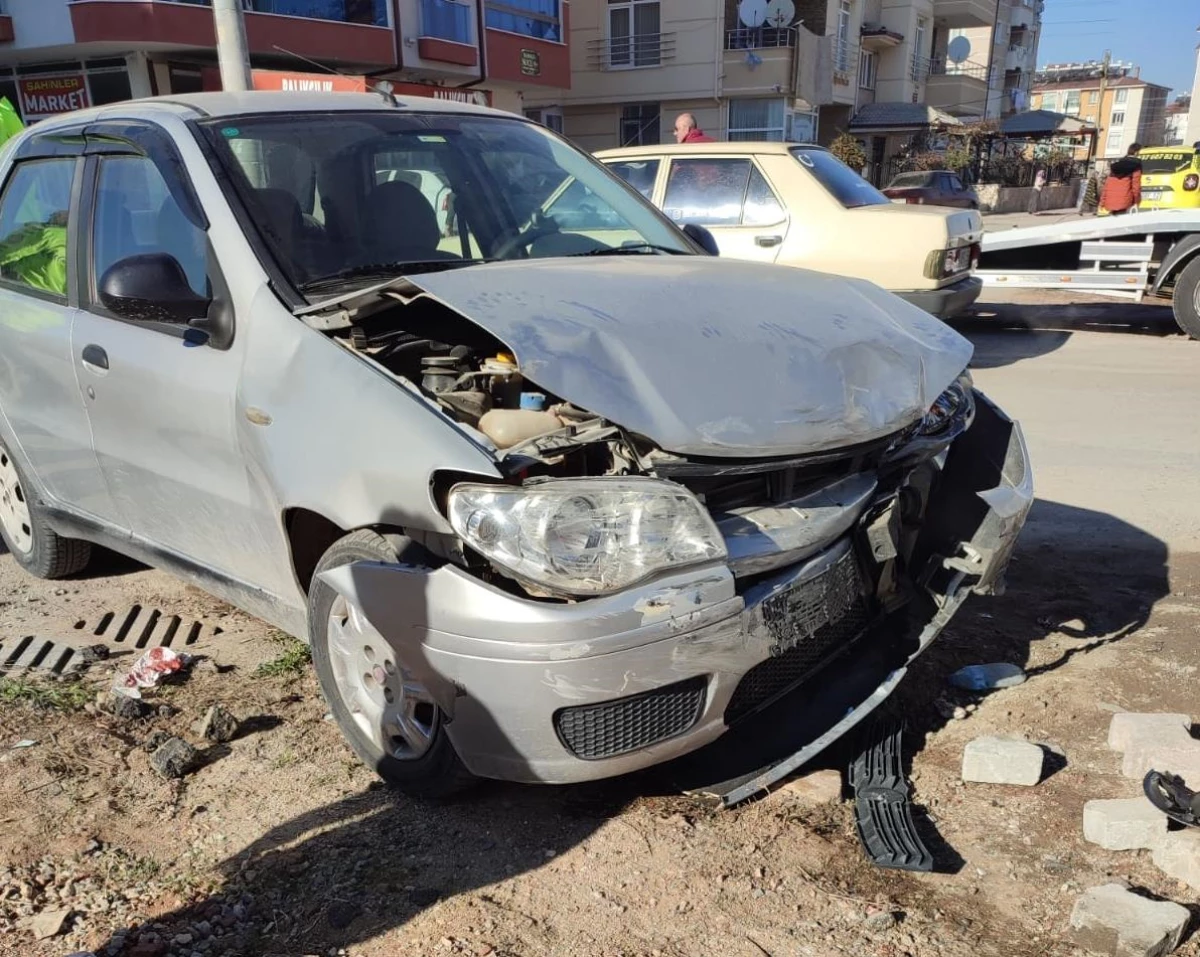 Konya\'da öğrenci servisi ile otomobilin çarpışması sonucu 6 kişi yaralandı