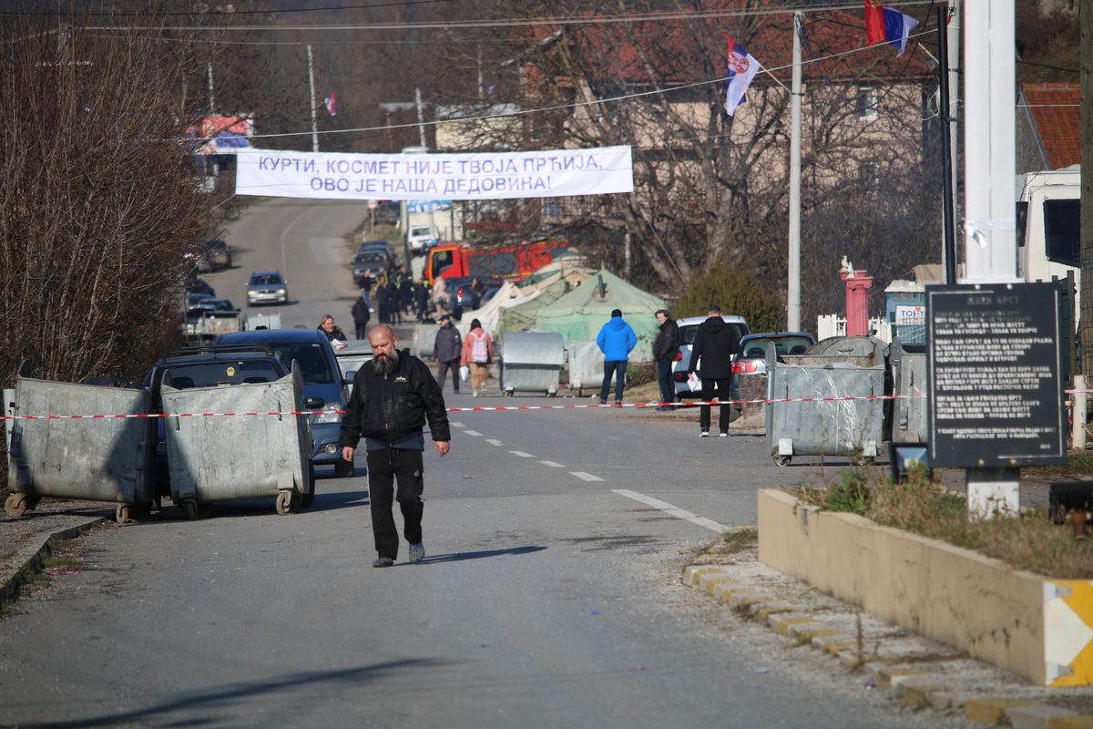 Kosova'nın kuzeyinde Sırplar tarafından yerleştirilen barikatlar henüz kaldırılmadı