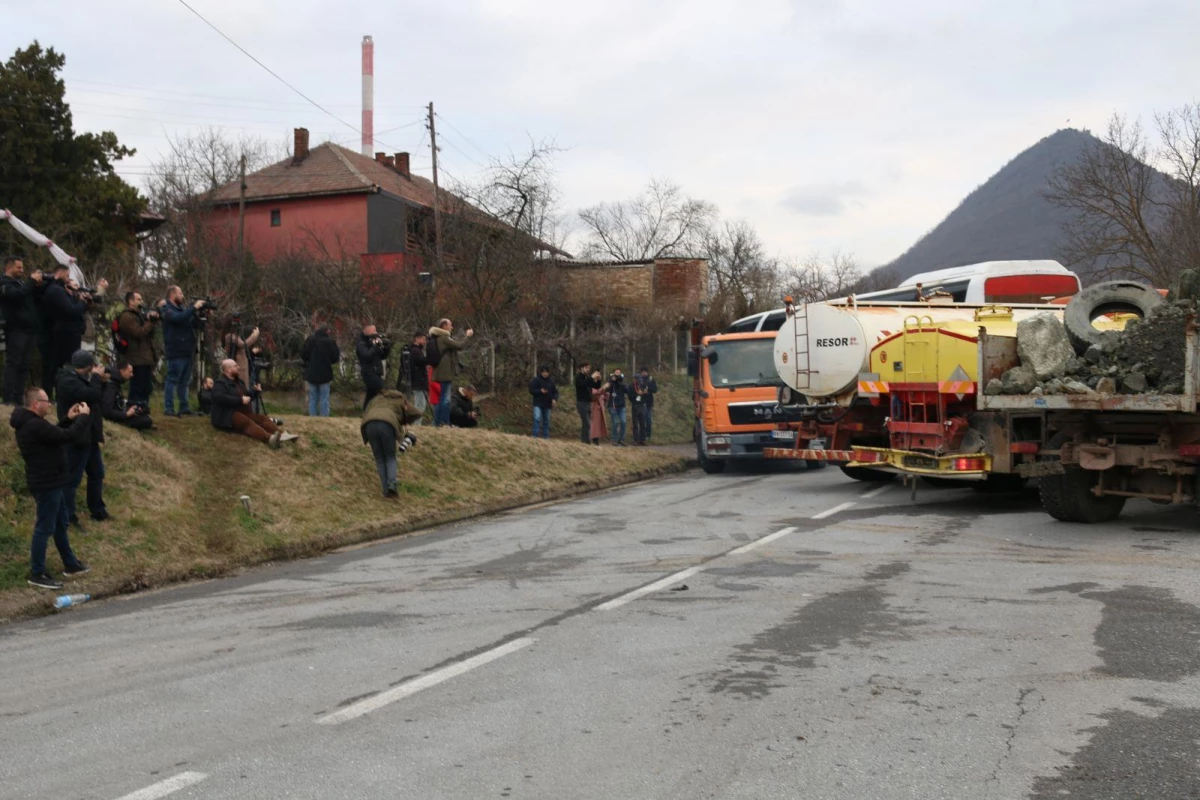 Kosova\'nın kuzeyindeki barikatların kaldırılmasına başlandı