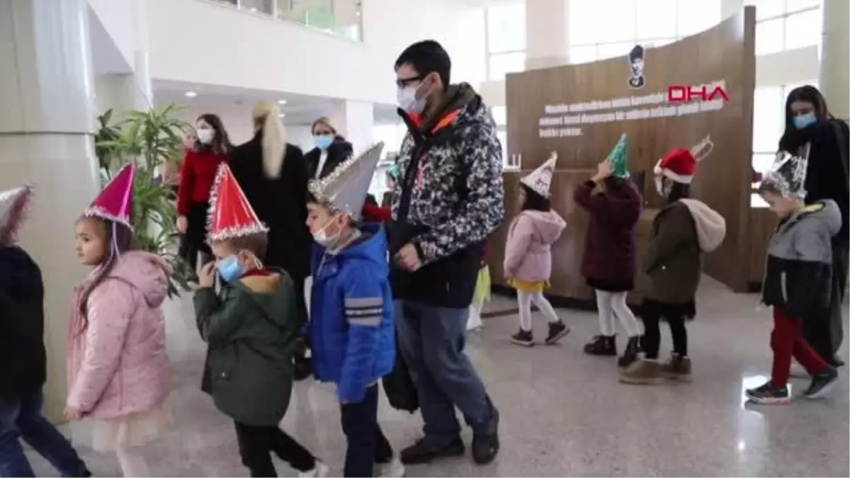 KREŞ ÖĞRENCİLERİNDEN HUZUREVİ SAKİNLERİNE YILBAŞI SÜRPRİZİ