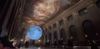 Luke Jerram'ın 'Museum of the Moon' isimli sanat eseri Londra'da sergileniyor