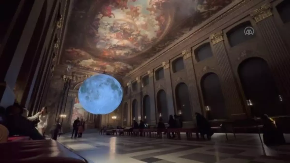 Luke Jerram'ın 'Museum of the Moon' isimli sanat eseri Londra'da sergileniyor