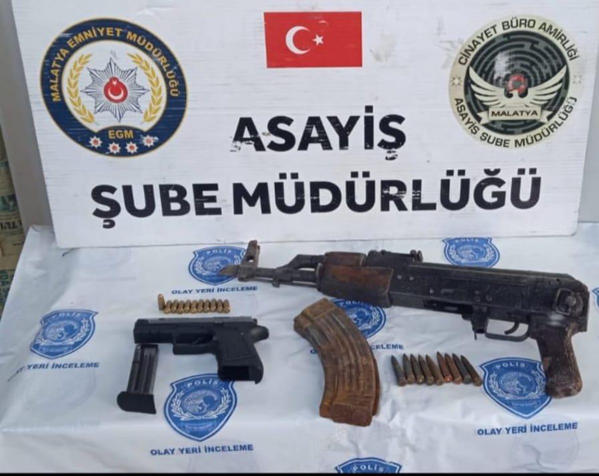 Malatya\'da şüphe üzerine durdurulan araçlarda uzun namlulu silah ile tabanca ele geçirildi