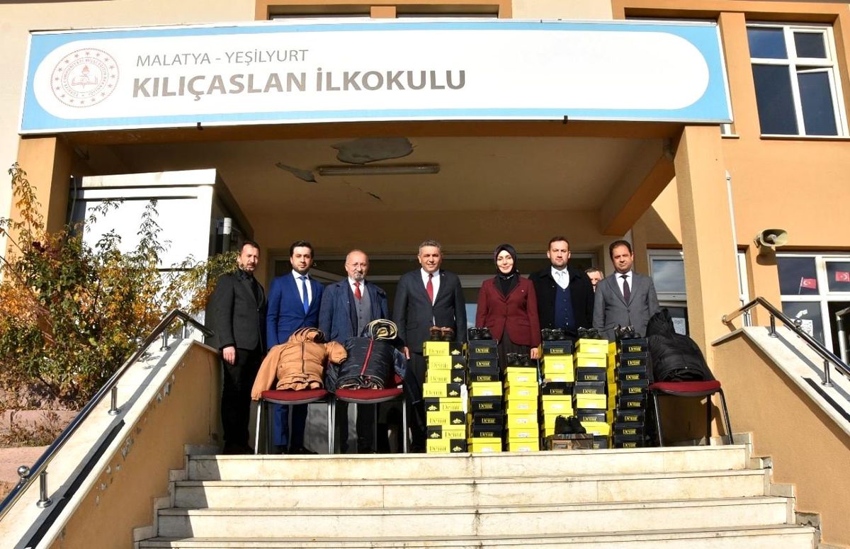 Malatya TSO\'dan öğrencilere bot ve mont yardımı