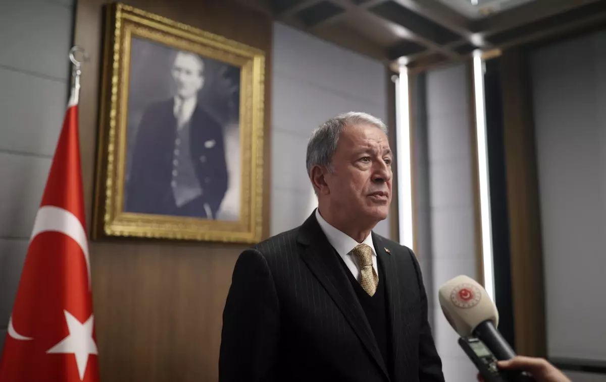 Bakan Akar: "Bizim Türkiye\'de ve Suriye\'de yaşayan Suriyeli kardeşlerimizin aleyhine bir şey yapmamız hiçbir şekilde söz konusu değildir"