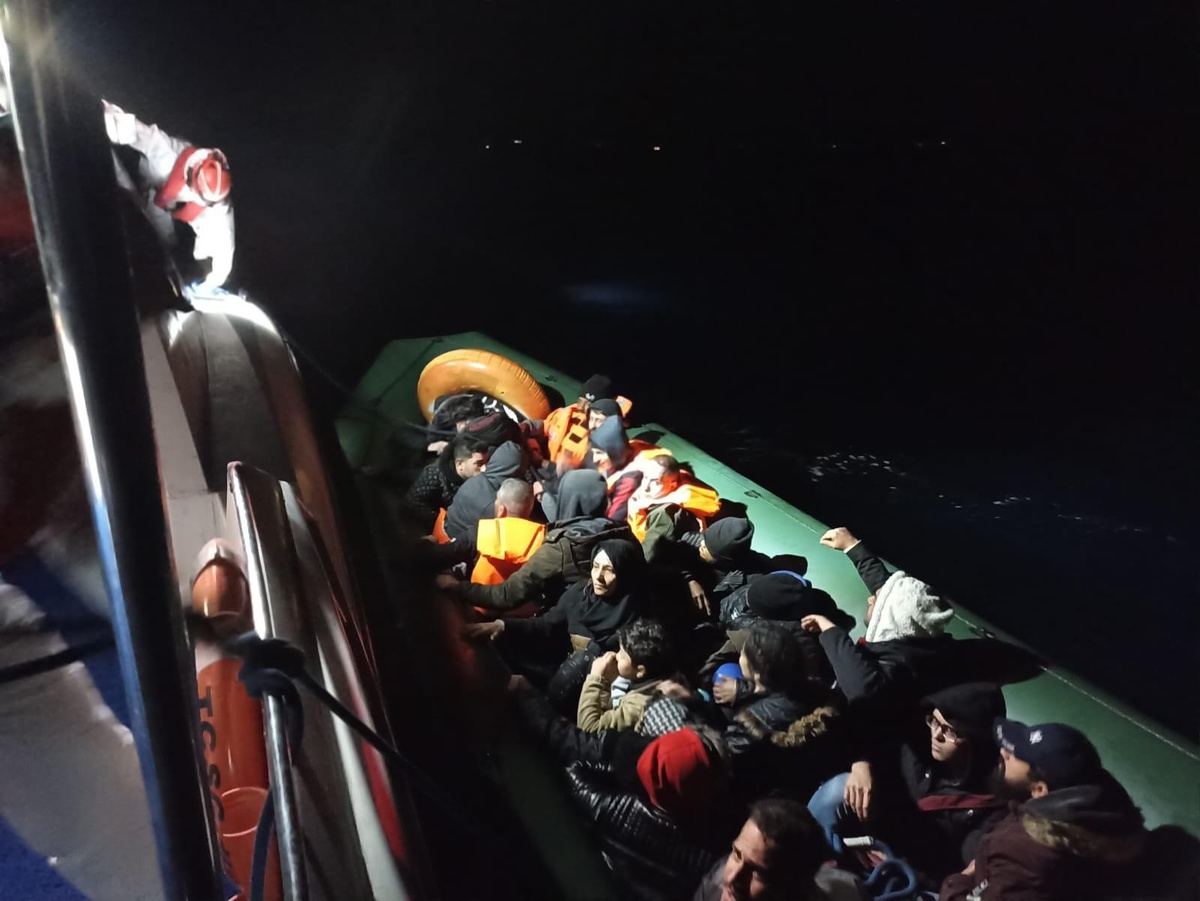 Kuşadası açıklarında 32 düzensiz göçmen kurtarıldı