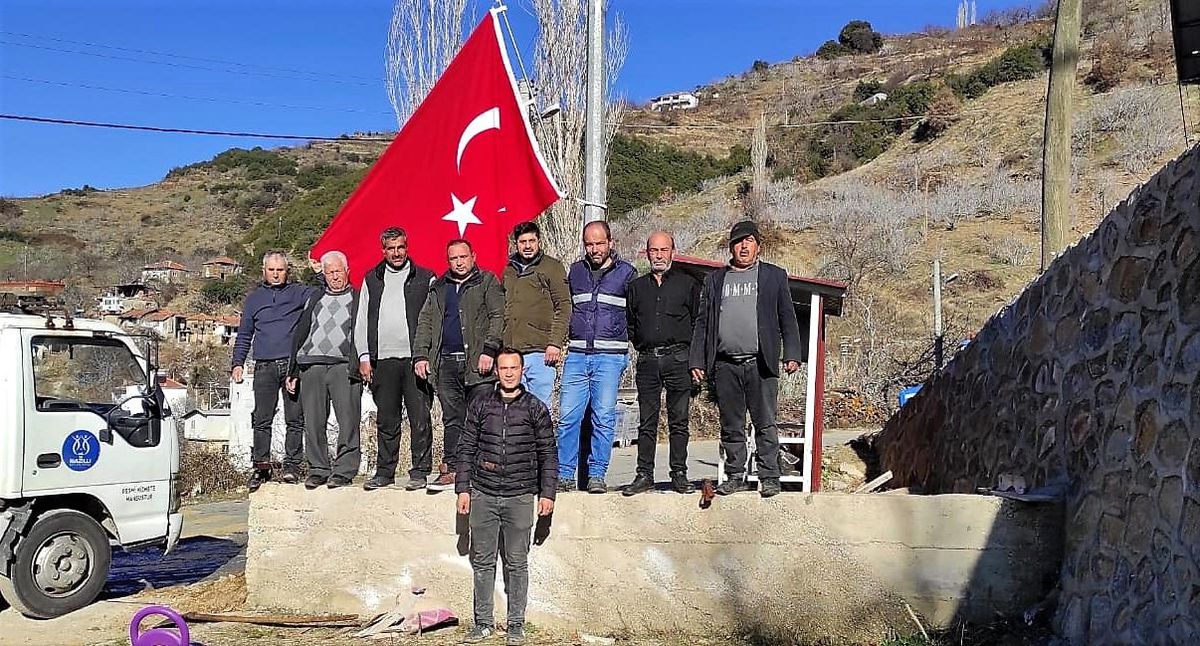 Nazilli Yukarıörencik Mahallesi\'ne dev Türk bayrağı