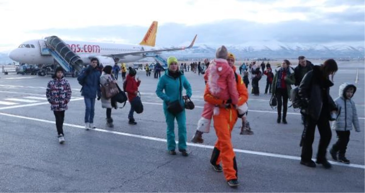 Palandöken\'de kayak sezonunun acımasıyla ilk Rus kafilesi Erzurum\'a geldi