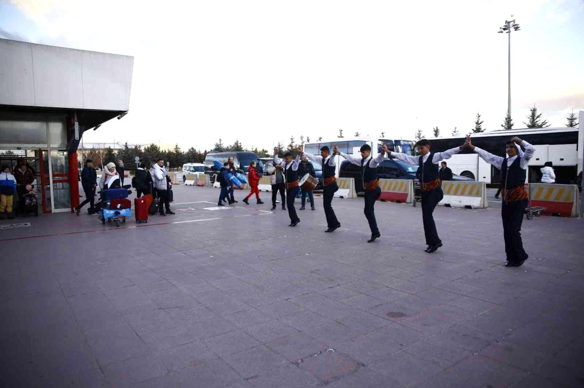 Rus turistler Erzurum\'da davul zurna ile karşılandı