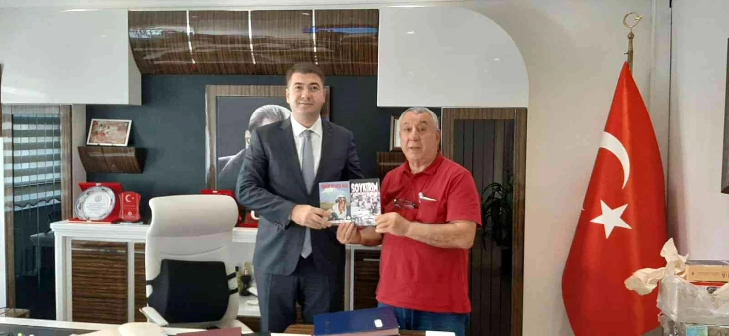 Serdar Ünsal, \' Yüreğim İrevan\'da kaldı\' romanını Vali Yardımcısı Ömer Said Karakaş\'a hediye etti