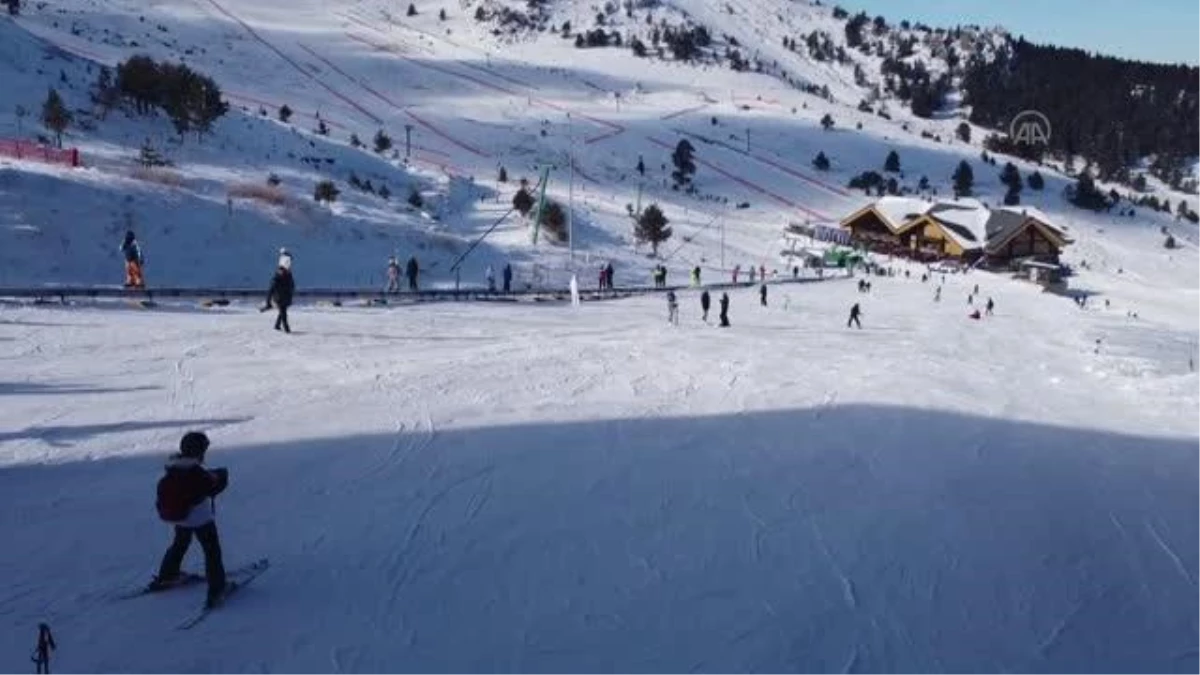 (TEKRAR) BOLU - Kartalkaya\'da kayak ve snowboard yaparak tatil keyfi yaşadılar