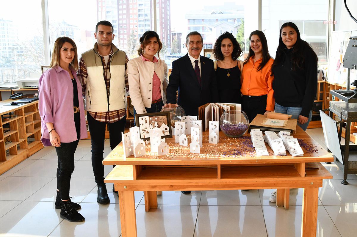 Tepebaşı Belediyesi Geri Dönüşümle Tebrik Kartı Üretmeye Devam Ediyor