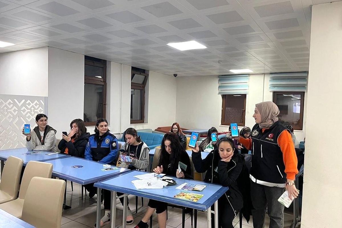 Tunceli\'de polis ekipleri vatandaş ve öğrencileri bilgilendirdi