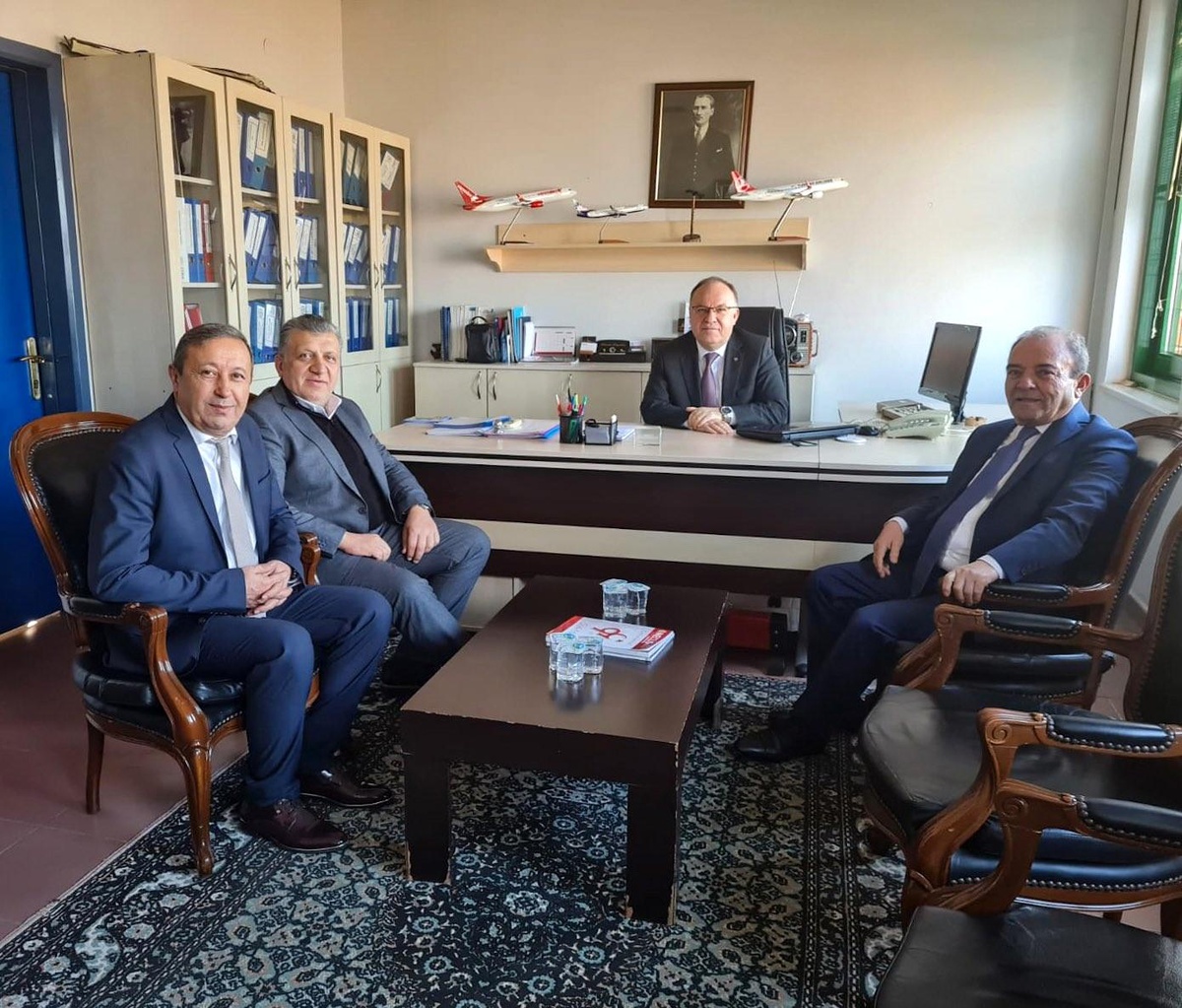 Vali Tutulmaz, Havalimanında toplantı düzenledi