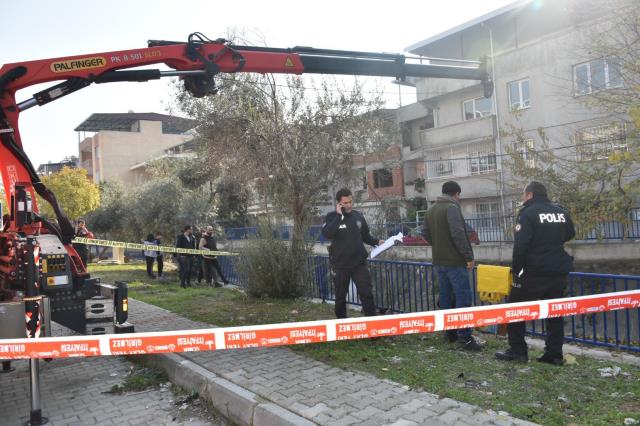 ZEYTİN TOPLAMAK İÇİN ÇIKTIĞI AĞAÇTAN DÜŞEREK ÖLDÜ