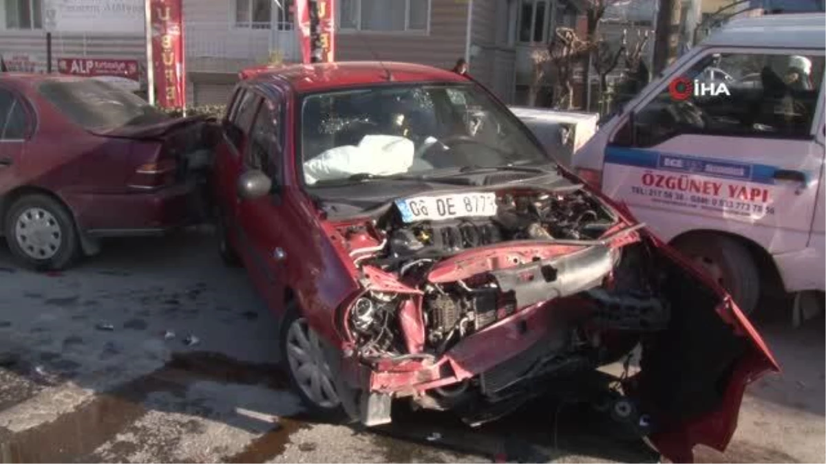 Afyon\'da feci kaza: Kontrolden çıkan otomobil park halindeki 3 araca çarparak durabildi