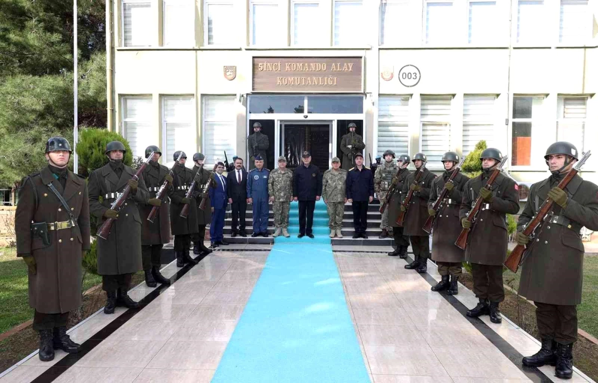 ÇANAKKALE - Milli Savunma Bakanı Akar ve TSK komuta kademesi Gökçeada\'yı ziyaret etti