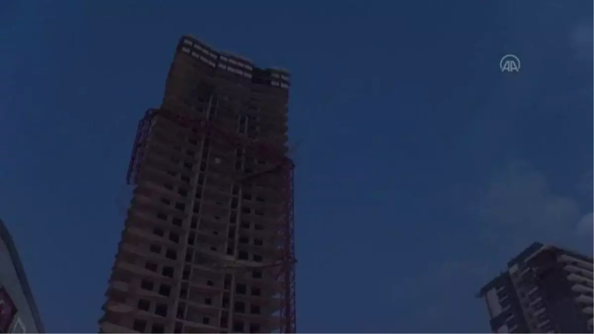 Bornova'da inşaat vinci devrildi (5)