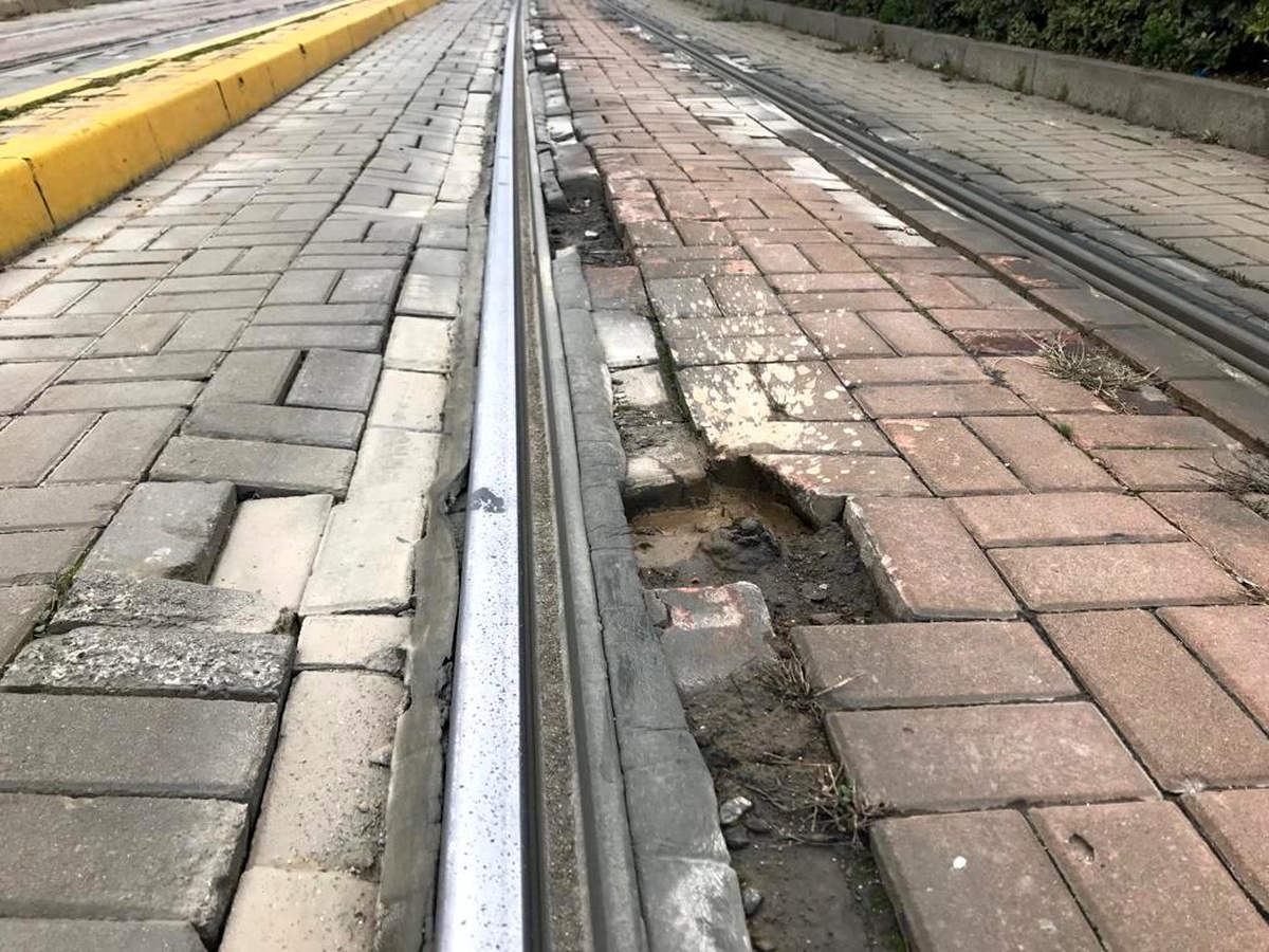 Bu güzergâhta bulunan tramvay yolunda neredeyse düzgün taş yok