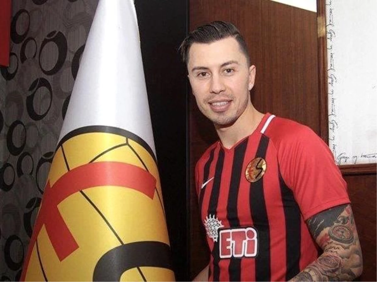 Emre Güral Eskişehirspor\'un transfer yasağının kalkması için imza verdi