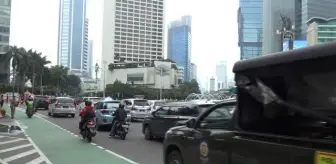 Endonezya'da kamusal alanlarda uygulanan Kovid-19 kısıtlamaları kaldırıldı