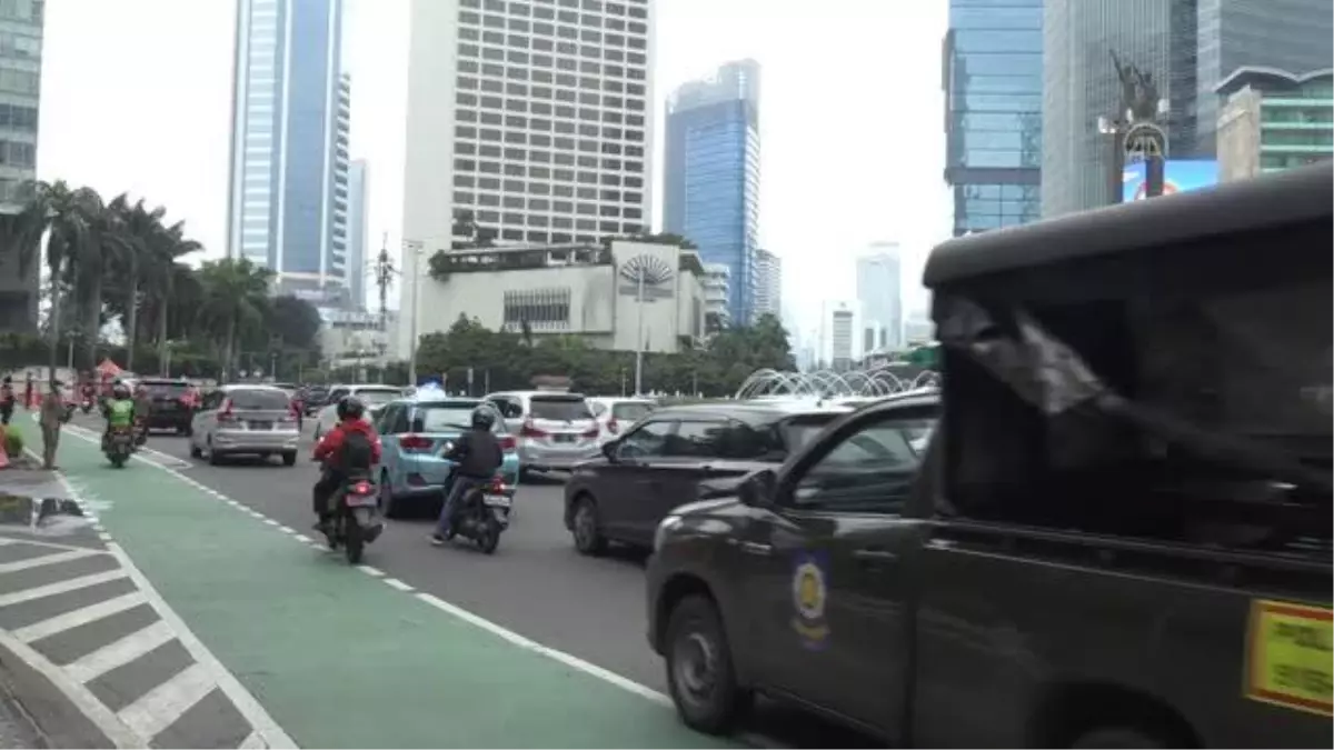 Endonezya'da kamusal alanlarda uygulanan Kovid-19 kısıtlamaları kaldırıldı