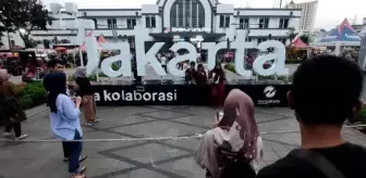 Endonezya'da Kovid-19 kısıtlamaları kaldırıldı, halk meydanlara akın etti