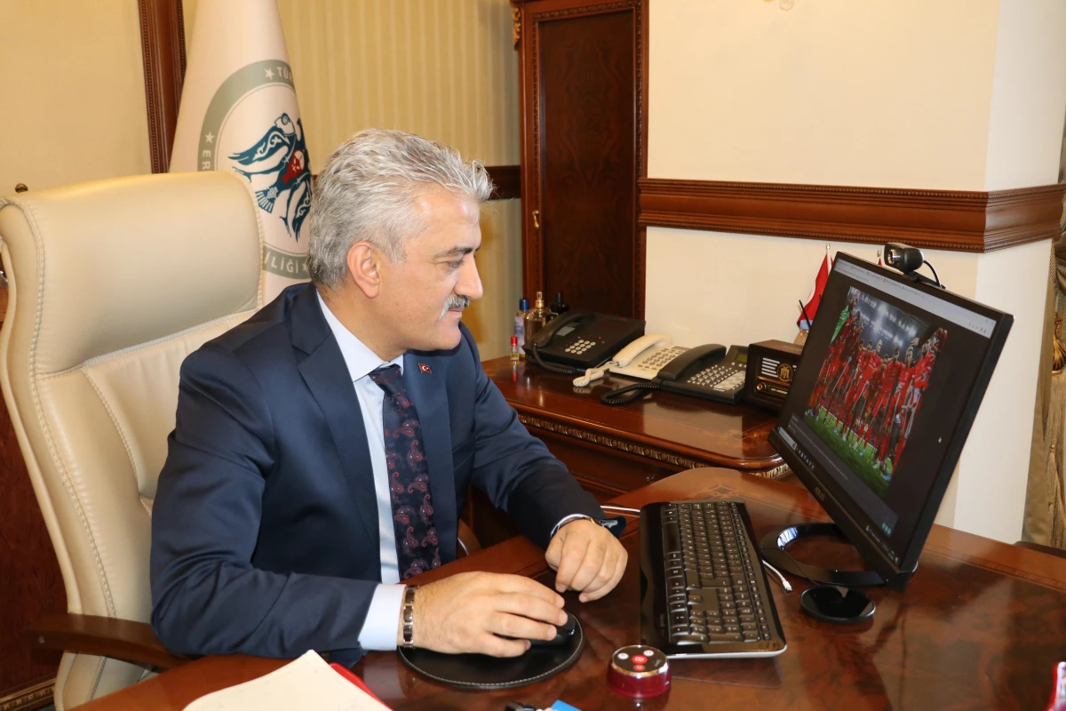 Erzincan Valisi Makas AA\'nın "Yılın Fotoğrafları" oylamasına katıldı