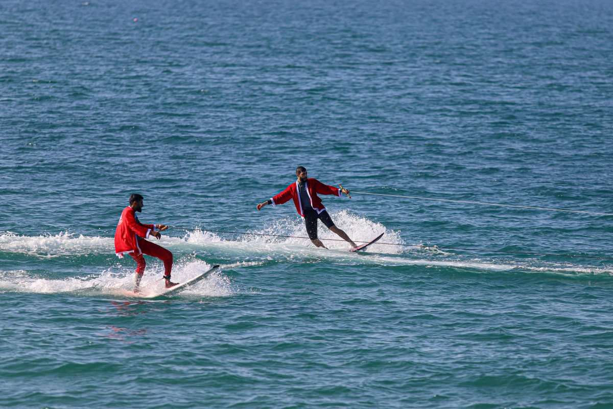 Gazze\'de Sörf Yapan Noel Baba Kostümlü Sörfçüler