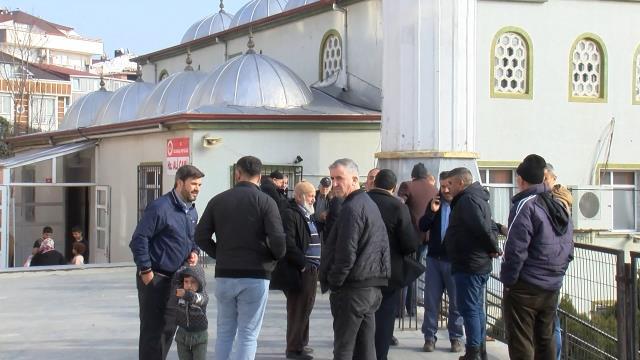 Gönüllü müezzin, camide 'Yanlış namaz kıldırdın' diyen kişiyi bıçakladı