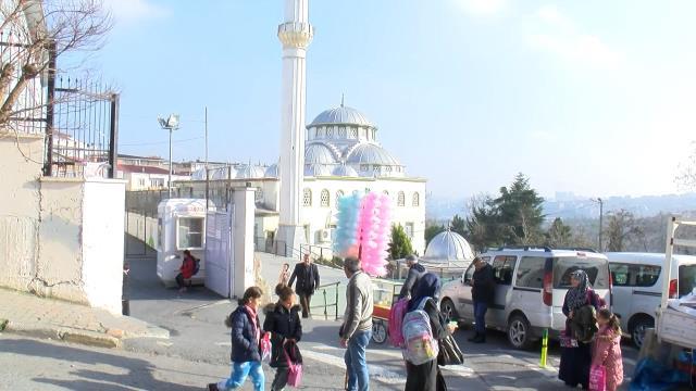 Gönüllü müezzin, camide 'Yanlış namaz kıldırdın' diyen kişiyi bıçakladı