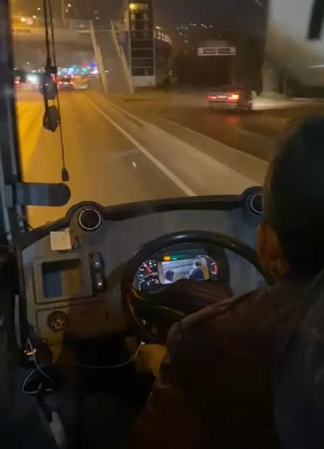 Halk otobüsü şoförü, seyir halindeyken cep telefonundan dizi izledi Halk otobüsü şoförü, seyir halindeyken cep telefonundan dizi izledi
